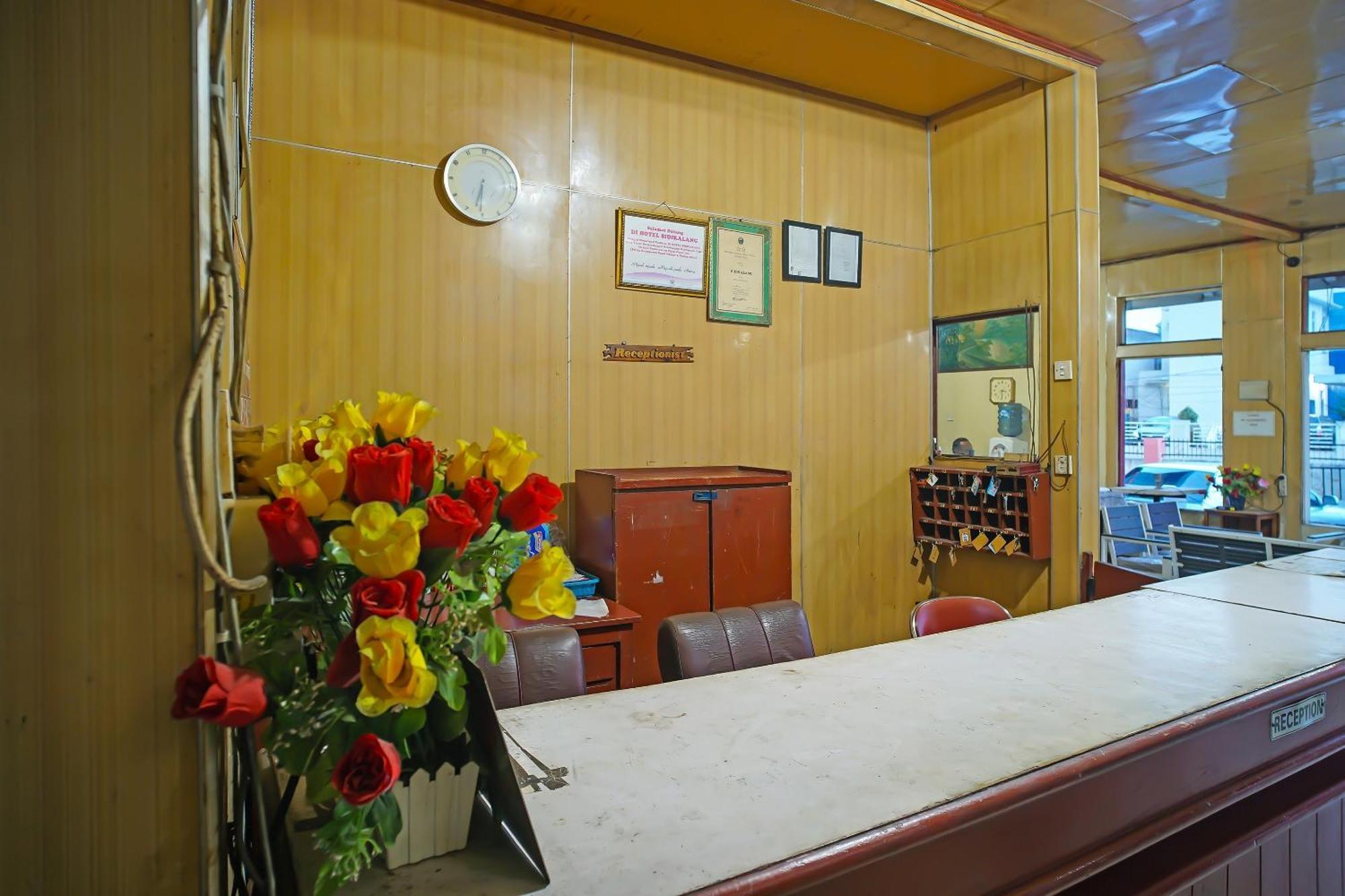 Oyo 92577 Hotel Sidikalang Near Kejaksaan Negeri Dairi Exterior photo